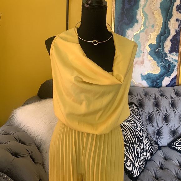 Gold sleeveless pleated leg jumpsuit - Picture 2 of 12